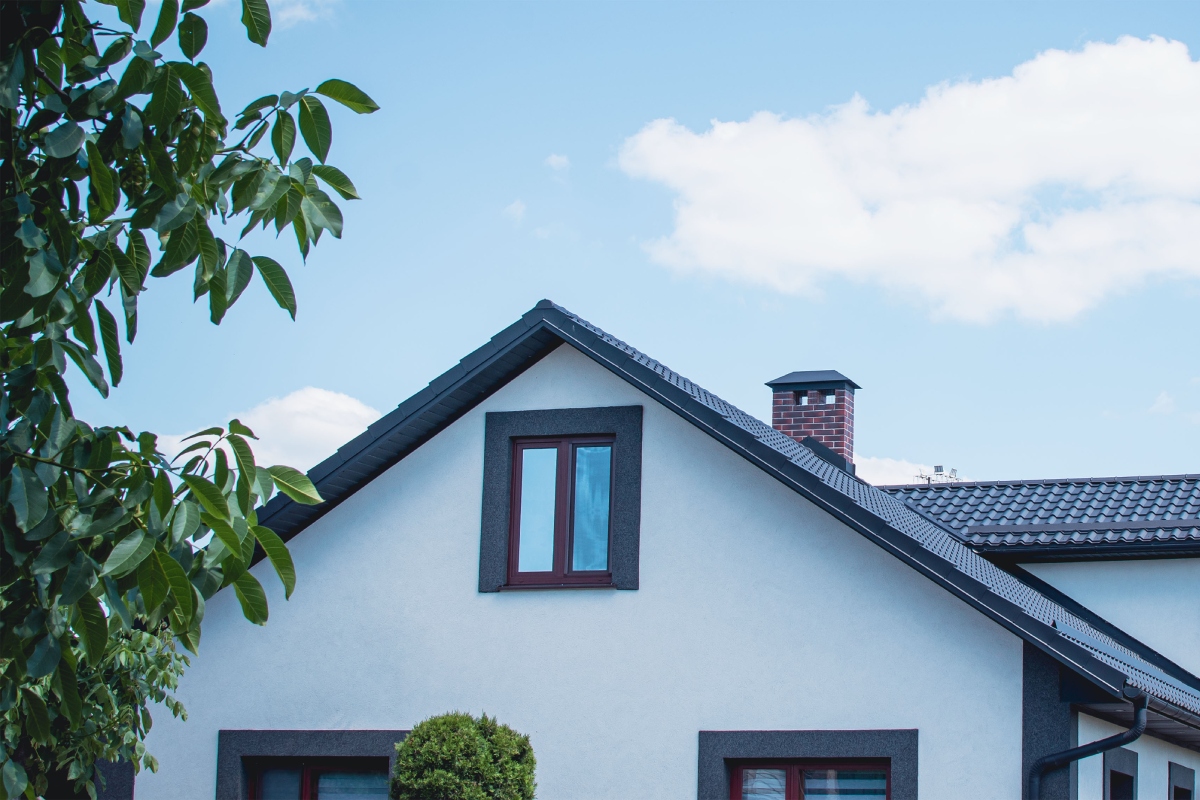 Façade et toit d'une maison neuve, pour tests de performance et conformité énergétique