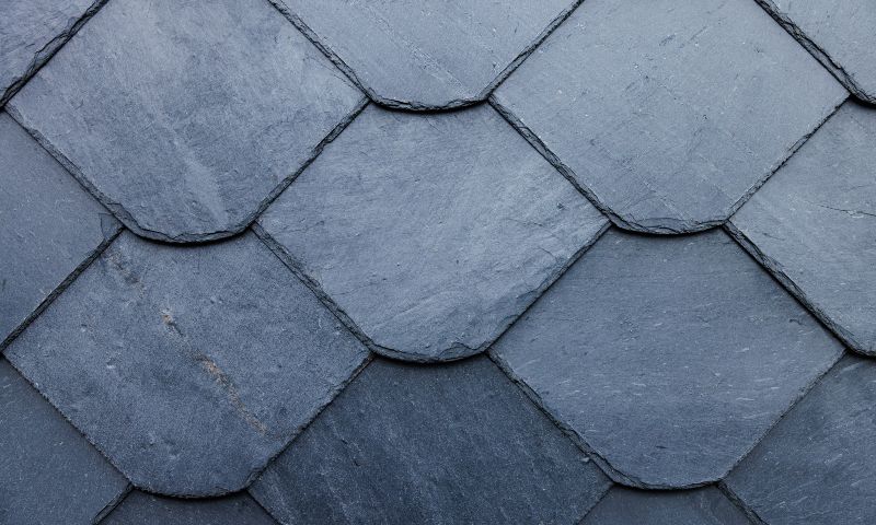 Bardage en bois avec peinture bleue écaillée, illustrant le diagnostic plomb